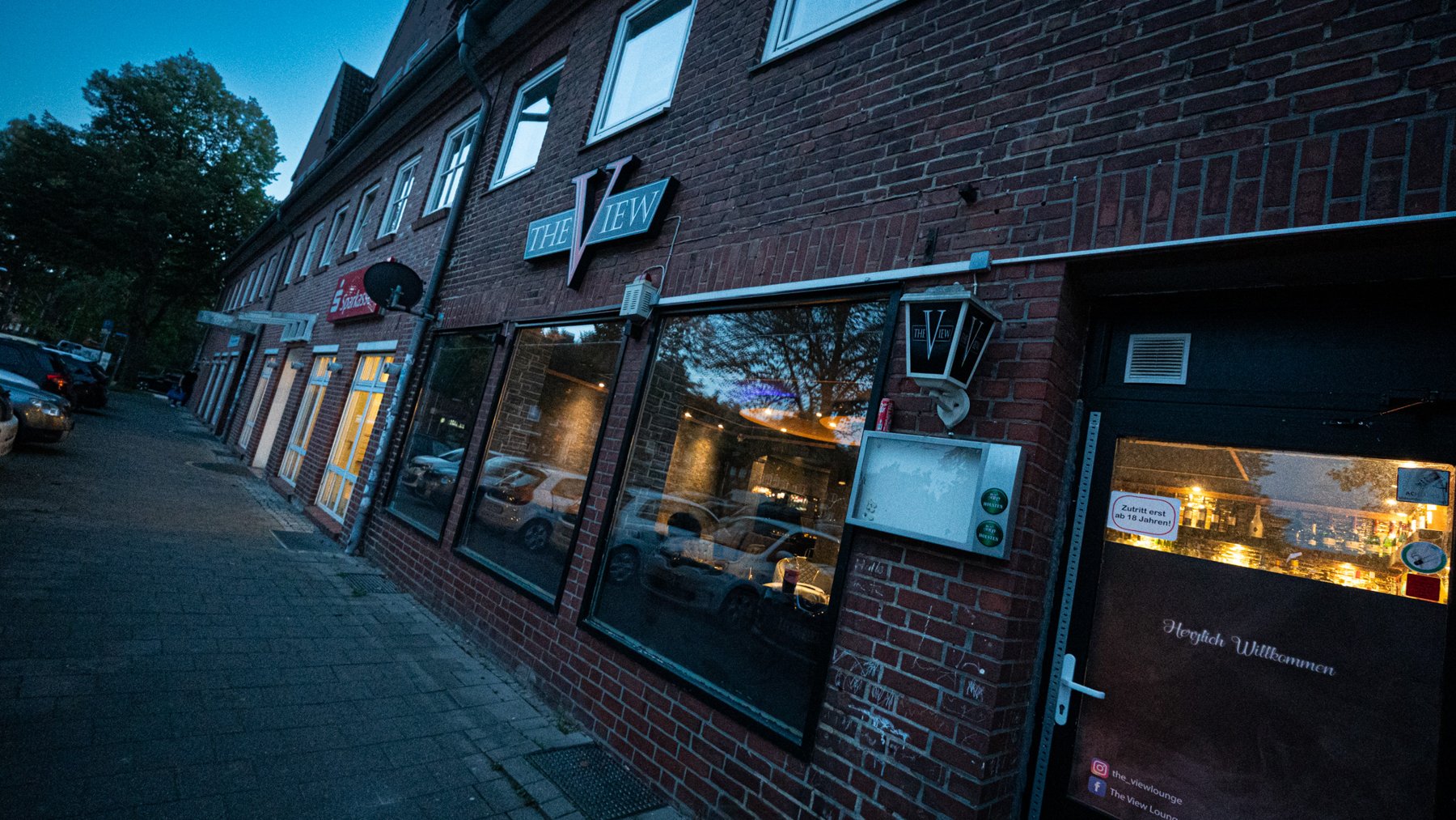 Außenansicht von THE VIEW im Landecker Weg 53 in der Abenddämmerung
